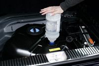 荷室の床下に収まる尿素水溶液「アドブルー」タンク。尿素水溶液は通常、メルセデス・ベンツ正規販売店で補充・交換となるが、もしもの時は、写真の簡易版充填ボトルで補充することもできる。