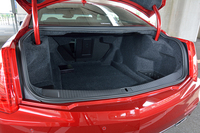 後席は6：4の分割可倒式となっており、長尺物積載用のホールも装備している。