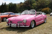 ど派手なピンクに塗られた1962年型カブリオレ。こうしたカスタムも違和感なく受け止めてしまう。