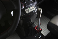 フルスペック仕様に搭載されるノンシンクロの5段ドグミッション。Hパターンを採用しているので、シーケンシャル式と異なり、1速→3速といった「飛ばし変速」が可能となっている。