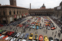 ボローニャのマッジョーレ広場に集まった参加車両。