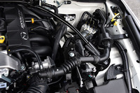 吸気に伴う負圧を利用してエンジンサウンドを増幅させる「インダクションサウンドエンハンサー」。スロットルボディーの手前とバルクヘッドとをつなぐパイプ状の部品がそれで、途中に見える筒状の部分には、空気の流入に応じて収縮するジャバラ状のポンプが収められている。