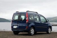 新型カングーのメインターゲットは、30代のヤングファミリー。「LUDOSPACE」（ルドスパス＝遊びの空間）のエッセンスを盛り込みつつ、全12色のボディカラーで展開する。