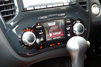 車両情報を表示する「インテリジェントコントロールディスプレイ」。1日平均／週平均の燃費値もチェックできる。