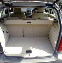 リアシートは6：4の分割可倒式。