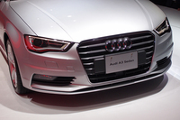 フロントまわりは、ヘッドランプやグリル以外は、独自のパネルで構成されている。