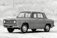 1962年に登場した「R8」。2270mmのホイールベースは「ドーフィン」と同一でボディーサイズもほとんど同じだが、角張ったフォルムによって室内、トランクスペースともに拡大された。エンジンは新設計された5ベアリングの956ccで、早くも4輪ディスクブレーキを備えていた。