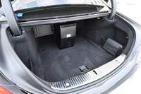 ラゲッジスペースの容量は500リッター（VDA方式）。ただし「ファーストクラスパッケージ」を選択すると、ご覧のとおり冷蔵庫の出っ張りが空間を侵食してしまう。