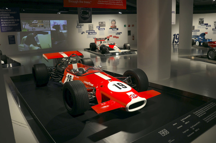 1968年「ブラバムBT24」。展示車はデニス・ハルムをワールドチャンピオンに導いた車両そのもので、現在の塗色は後年、別のレーシングチームであるシルビオ・モーザーにわたってからのもの。