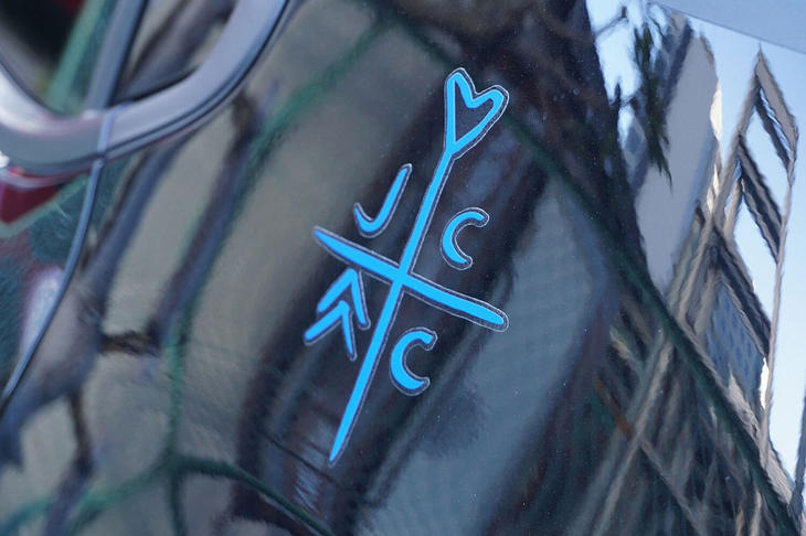 「JCC＋」は、フランスのファッションブランド「ジャン・シャルル・ド・カステルバジャック」とのコラボレーション限定車を表す。