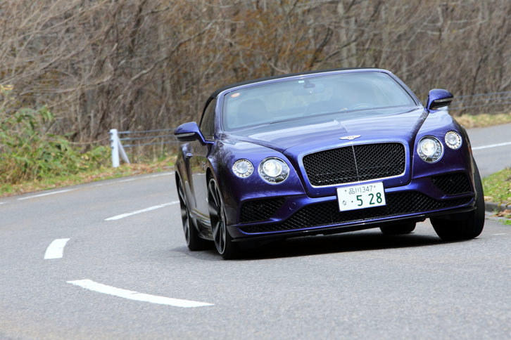 足まわりは前後とも、車高調節機能付きのエアサスペンションが採用されている。