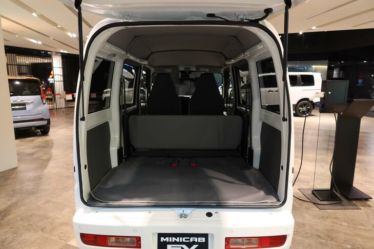 ガソリンエンジン車とほぼ変わらぬ広さという積載スペースもセリングポイント。荷室長は935mmから2685mmにまで拡大できる。荷室幅は1370mm、荷室高は1230mmである。
