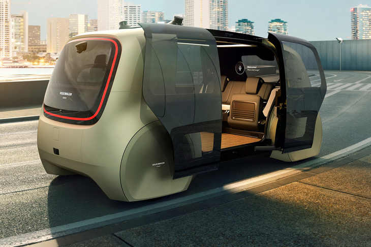 「セドリック」はカーシェアリングでの使用が前提。ユーザーが指定する場所まで無人走行で迎えに行き、ユーザーを目的地まで送り届けた後は、クルマ自身が駐車スペースを探し、待機するという。