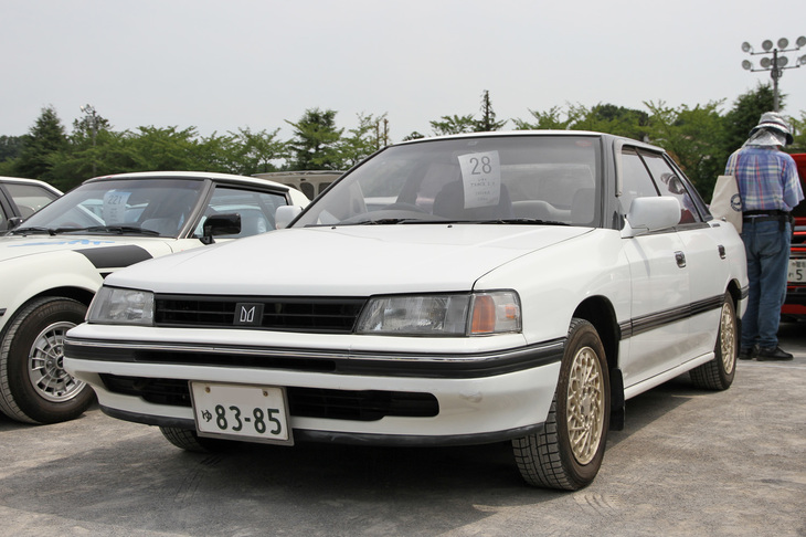 初代「スバル・レガシィ」のセダンだが、よく見るとフロントグリル中央のエンブレムが六連星ではない……ということで、正解は1990年「いすゞ・アスカCX 2.0」。スバルからいすゞにOEM供給されたモデルである。