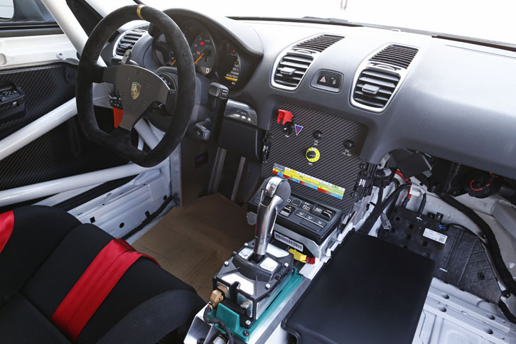 骨格がむき出しのコックピット。ポルシェ・モータースポーツのステアリングの背後には、アルカンターラで覆われたシフトパドルが備わる。