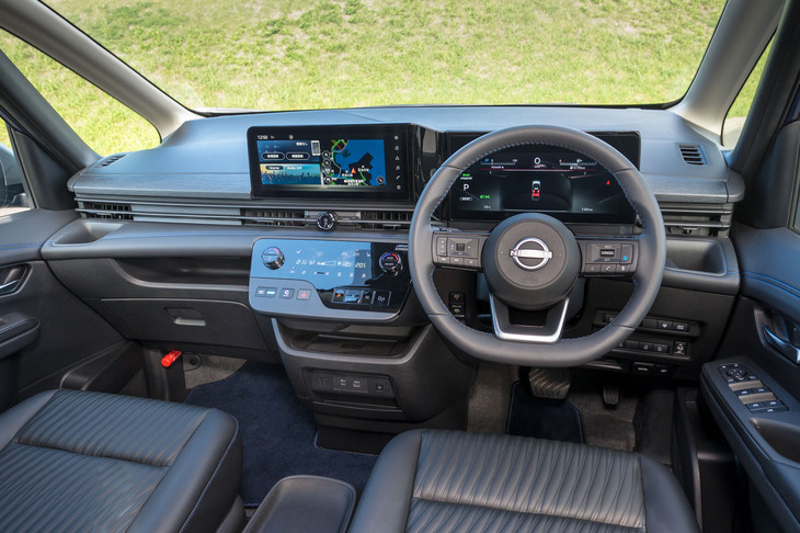 インテリアはダークウッド調のフィニッシャーとブルーのステッチで落ち着いた雰囲気に。スポーツ志向の雰囲気を消し去っている。