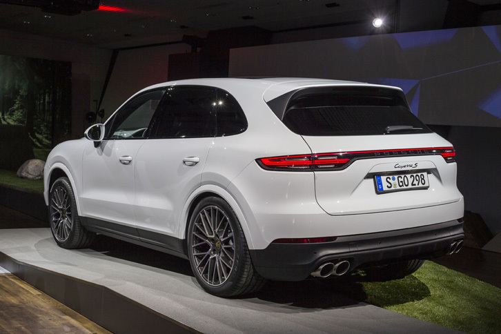 「カイエンS」のリアビュー。写真は2017年8月末、デビューイベントでのひとこま。