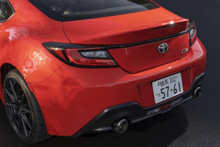 サイドにまで回り込んだC字型のリアコンビランプがワイド感を強調している。