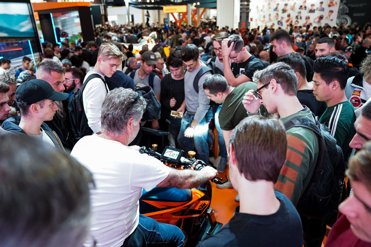 人気車種のまわりは、常に“またがり待ち”の人であふれている。わずか数秒、長くても20〜30秒ほどだが、来場者はステップに立ち、タンクに伏せ、レバーを握り、体を車体の両サイドに傾け、車体のフィーリングを確かめる。