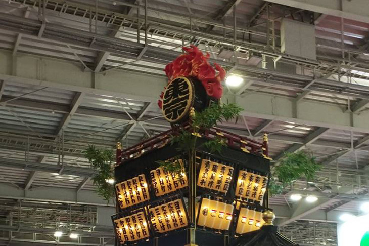 檜原村産の杉を活用した太鼓の下には、東京都の全市区町村の名を記したちょうちんが並ぶ。