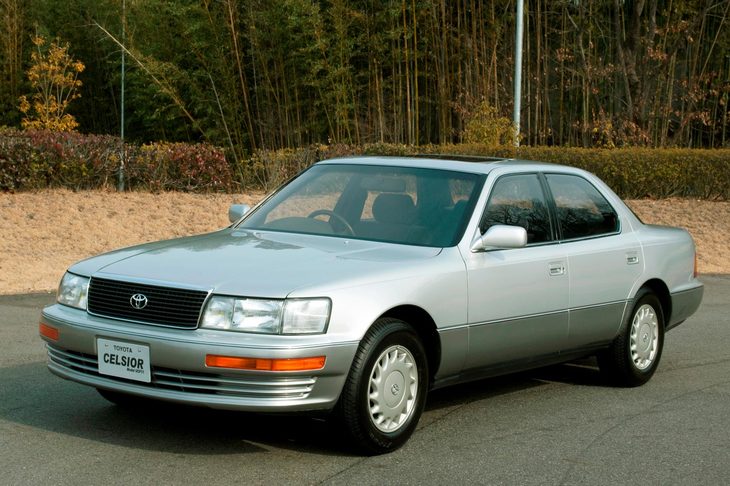 1989年10月に発売された「トヨタ・セルシオ」。「レクサスLS」の日本仕様で、2006年まで3世代にわたりラインナップされた。