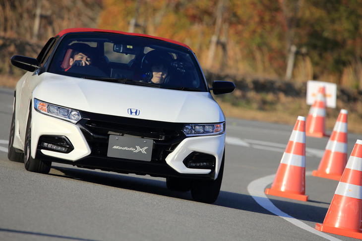 大津弘樹選手のドライブする「S660モデューロX」。大津選手は今年よりスーパー耐久とSUPER GT選手権に参戦する、24歳の若きレーサーだ。