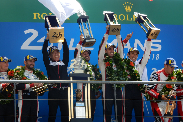 表彰台の中央で、優勝した8号車のドライバーらが高々とトロフィーを掲げる。（写真＝島村元子＜Motoko Shimamura＞）