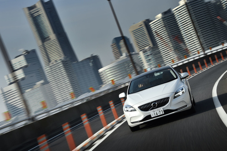 「V40」の駆動方式は、エンジンの種類やグレードの違いに関わらず全車FFとなる。