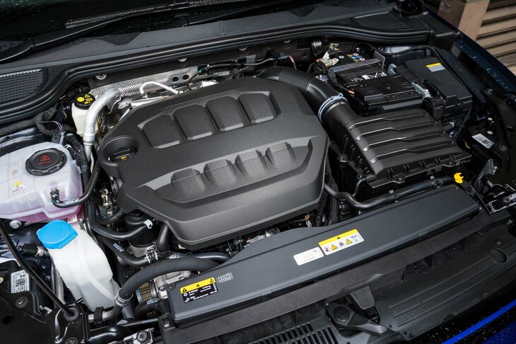 「EA888」型の2リッター直4ガソリンターボエンジン。420N・mの最大トルクはそのままに、最高出力が従来モデルより13PS高い333PSに引き上げられた。