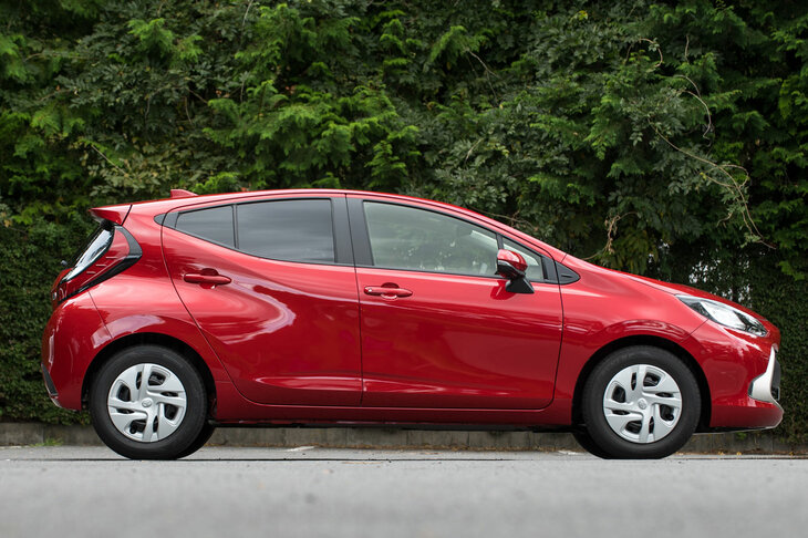 「アクア」のサイドビュー。　
	ほった「あたりまえですけど、見比べると『ヤリス』とは結構狙いが違いますよね」　
	渕野「コテコテしたところがありませんし、フォルムも凹凸のラインもシュッとしてますよね」　
	（写真：向後一宏）