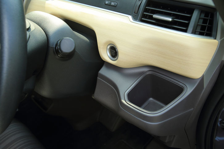 マットな木目調パネルは、インテリアの特徴のひとつ。心地よい室内空間を演出する。