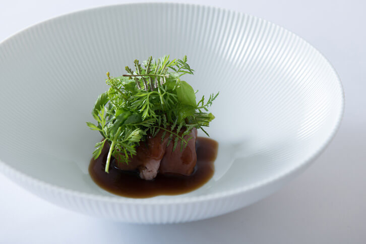 4皿目の「茄子、はなが牛、焼きミカン」。大長茄子を焼き茄子にし、軽く火を通したはなが牛のロースをスライスしたものでくるんである。焼きミカンの甘さもほんのり。