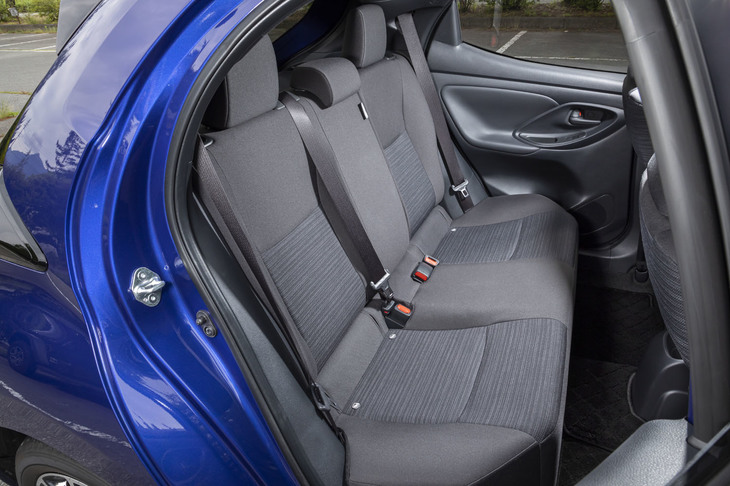 後席の背もたれには、60：40の分割可倒機構が備わる。「上級ファブリック」と呼ばれる写真のブラック系シート表皮が標準設定となるが、ベージュ系「クレアトープ」色も選択できる。