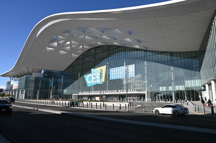 メイン会場となるTech EastエリアのなかのWest Hall。この左奥に、地下トンネルを使った交通システム「Vegas Loop（ベガスループ）」の駅がある。