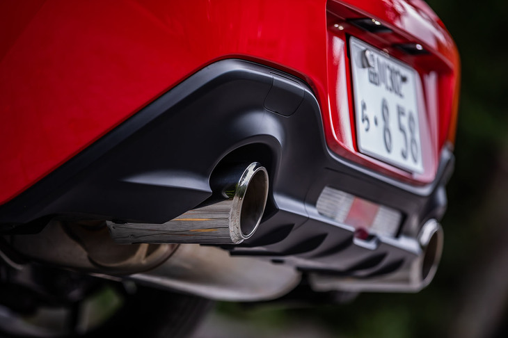 エキゾーストマニホールドからメインマフラーまでの距離を短くすることで、軽量化を実現したという新型「BRZ」のエキゾーストシステム。センターコンソール裏側に配置されたスピーカーでエンジン回転数に応じた電子サウンドを再生する「アクティブサウンドコントロール」も装備されている。