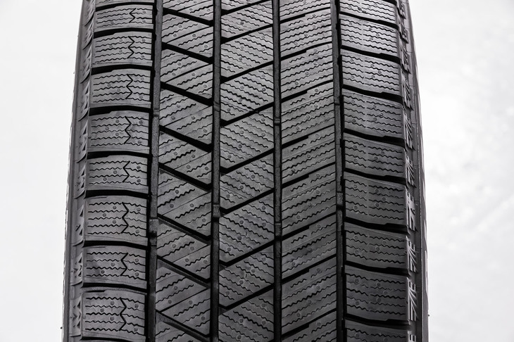 「ブリザックVRX3」のトレッド面。ブロック形状や向きに応じてサイプ角度を変更し、パターン剛性をコントロール。周方向リブの配置やブロック形状の均等化などにより、接地圧を均一化する工夫がなされているという。シーランド比においては、従来型の「VRX2」に対してランド（接地）部分の比率がやや増している。