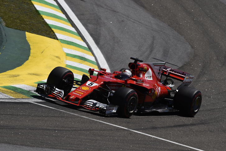 今季のタイトルをメルセデス＆ルイス・ハミルトンに奪われたフェラーリだったが、残り2戦を消化試合で済ますわけにはいかなかった。ベッテル（写真）はスタート直後のターン1でポールシッターのボッタスのインに飛び込み首位奪取に成功。その後はレースの主導権を握り、3カ月以上ぶりの優勝を飾った。遅きに失した勝利だったが、来季に弾みをつける意味では重要な1勝である。（Photo=Ferrari）