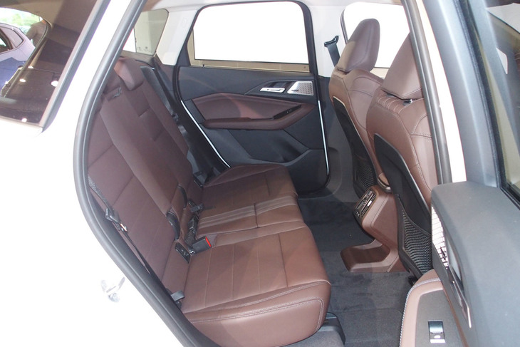 218iアクティブツアラー エクスクルーシブ（リアシート）