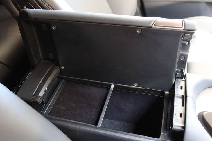 トヨタ・クラウン スポーツ（センターコンソールの小物入れ）