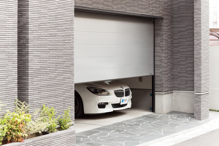 継ぎ目の隙間を小さくしフラットで美しい外観が特徴のフラットピット。豊富なカラーバリエーションで、住居に合わせたコーディネートも可能だ。