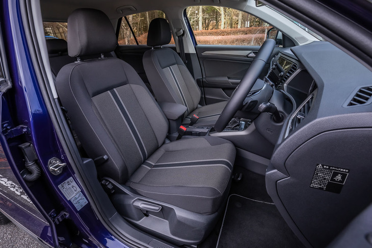 「ラヴェンナブルーメタリック」の外装色には、ブラックをベースにブルーのラインが入る専用表皮のシートが組み合わされる。「Tロック」には電動シートが設定されていないため、シートの角度や高さなどの調整はすべて手動で行う。