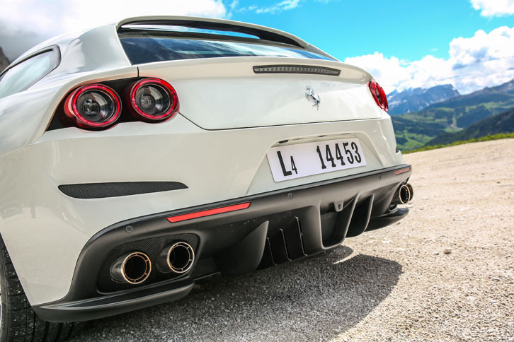 新たにルーフスポイラーが装着されたほか、本格的なディフューザーも備わった。