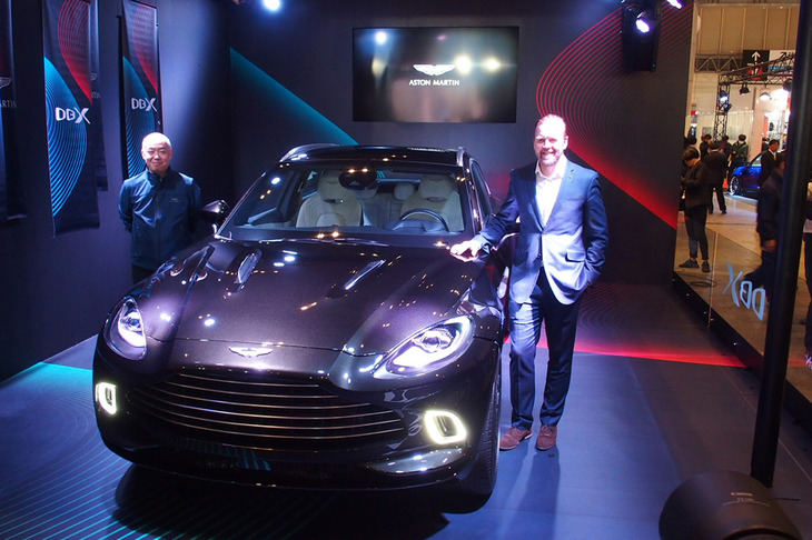 東京オートサロン2020のアストンマーティンブースに立つ、アストンマーティン・アジア・パシフィック リージョナルプレジデントのパトリック・ニルソン氏（右）と、アストンマーティン・ジャパン マネージングディレクターの寺嶋正一氏（左）。