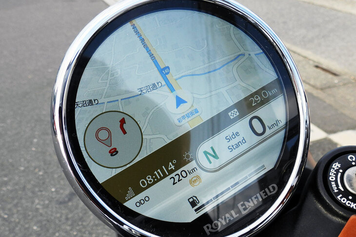 5インチのディスプレイには、「トリッパーナビゲーションシステム」の地図を表示することも可能。エンジンをカット→再始動しても、スマホ側でアプリが機能していれば、道案内が復活する。