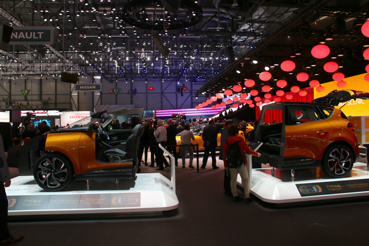 今回発表された新型「ルノー・セニック」を解説するためのディスプレイ。「第1回全日本自動車ショウ」の記録写真にも見られる、ボディーを切ったり割ったりする展示手法は、今なお健在だ。