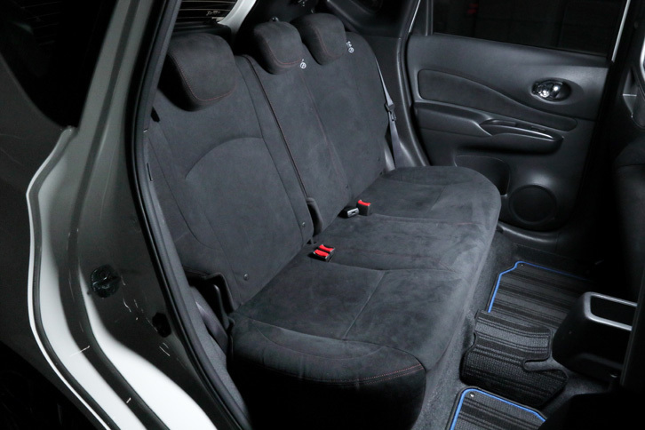 リアシートは、標準車の「X」「メダリスト」などと同じく、6：4の分割可倒式となっている。