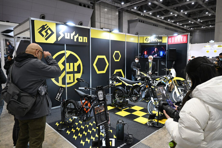 「東京モーターサイクルショー2024」より、サーロンのブースの様子。