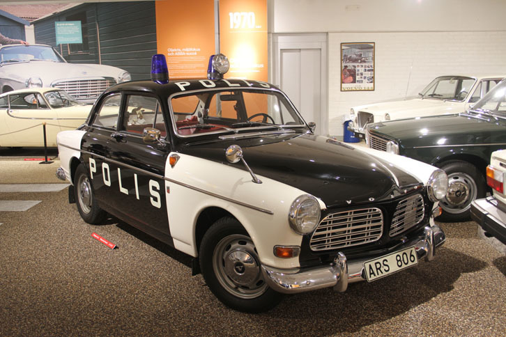 「アマゾン」こと「P1300」（2ドア）のパトカー。