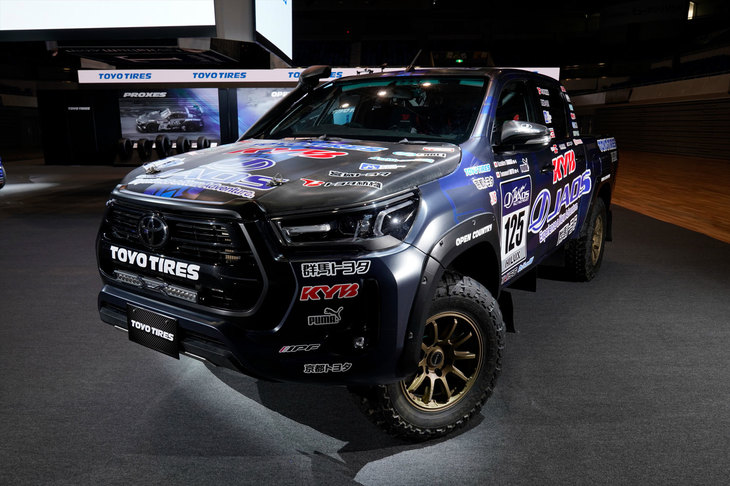 アジアクロスカントリーに参戦する「トヨタ・ハイラックス」。派手なカスタムカーやドレスアップカーもいいが、戦うクルマもやはり魅力的だ。