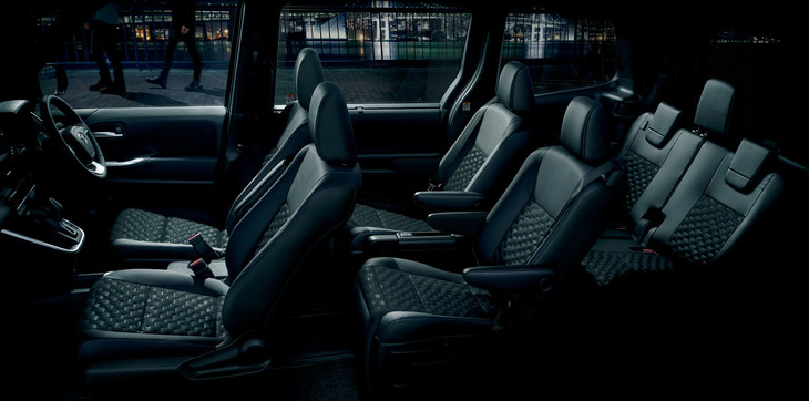 新型「ヴォクシー」のシートレイアウト。3列目シートの格納・展開が先代よりもスマートにできるようになった。